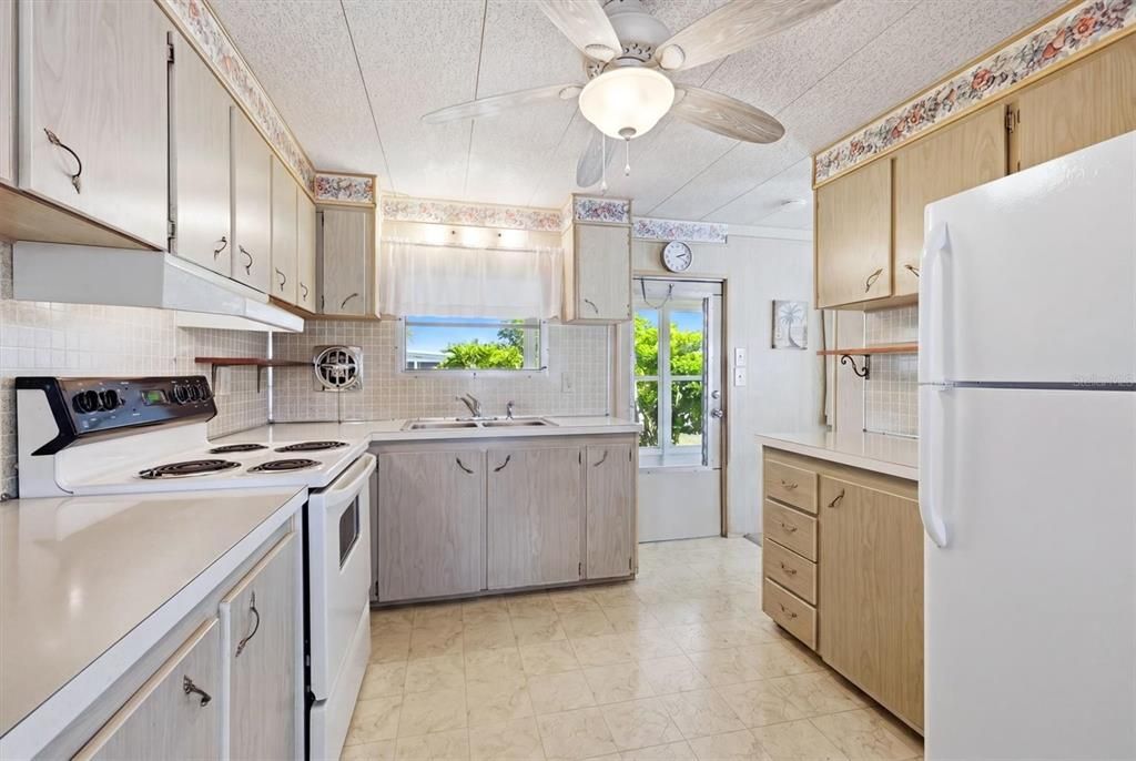 For Sale: $129,900 (2 beds, 2 baths, 800 Square Feet)