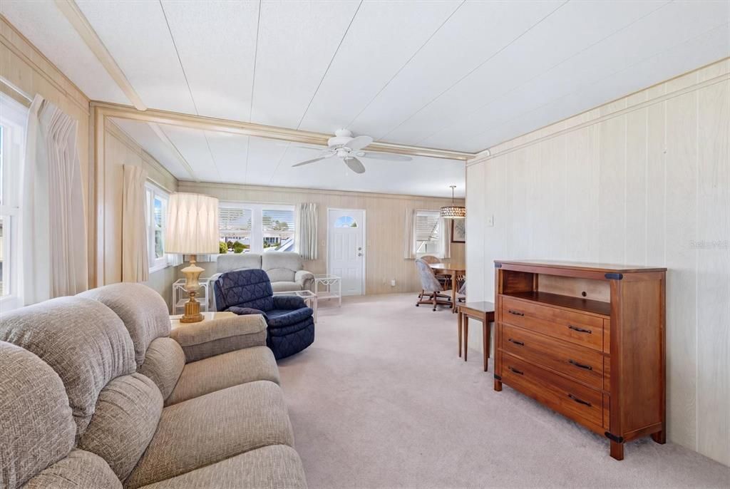 For Sale: $129,900 (2 beds, 2 baths, 800 Square Feet)