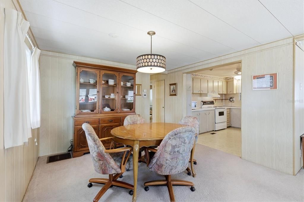For Sale: $129,900 (2 beds, 2 baths, 800 Square Feet)