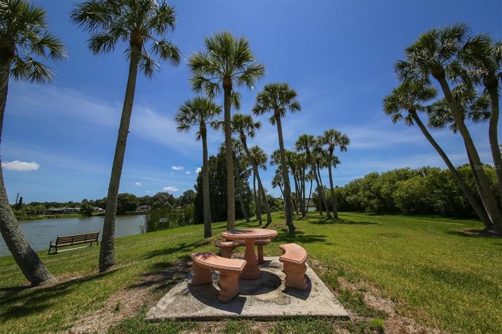 For Sale: $129,900 (2 beds, 2 baths, 800 Square Feet)