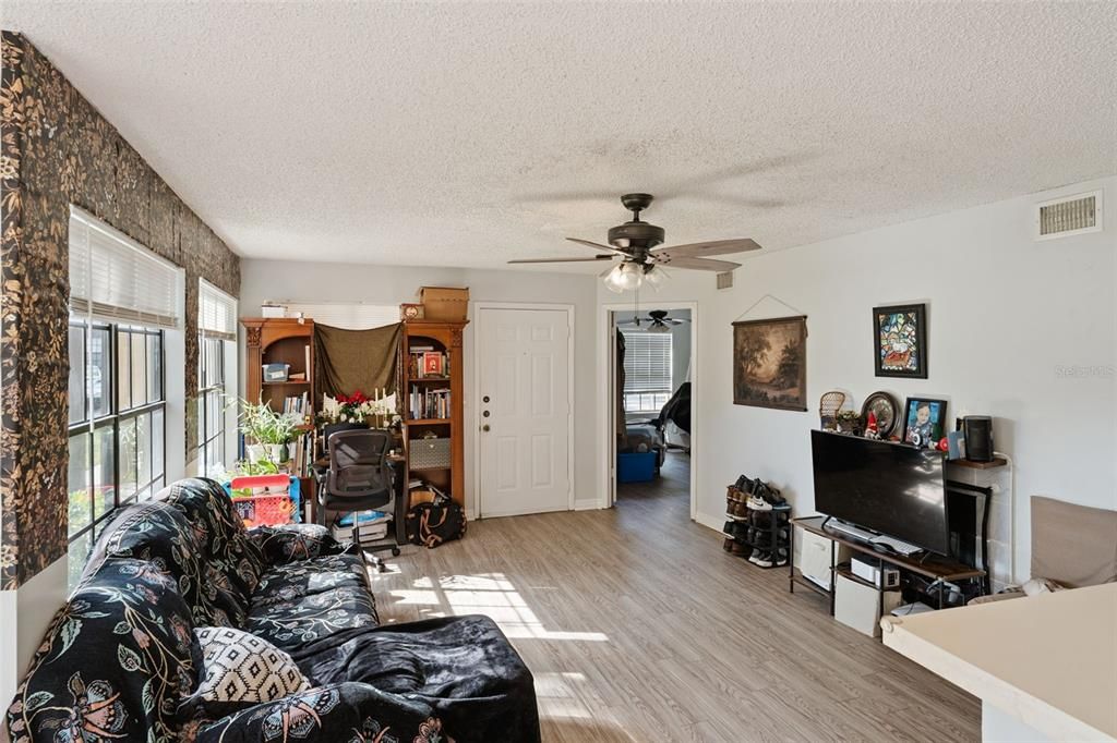 For Sale: $134,900 (2 beds, 2 baths, 893 Square Feet)