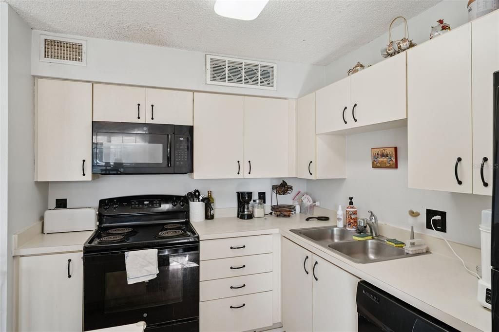 For Sale: $134,900 (2 beds, 2 baths, 893 Square Feet)