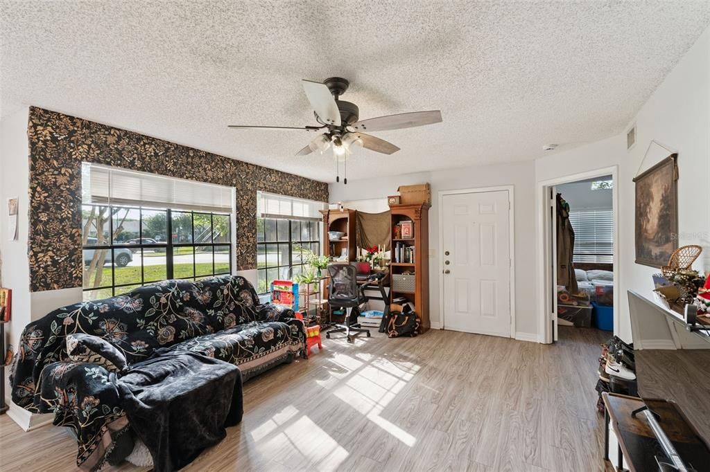 For Sale: $134,900 (2 beds, 2 baths, 893 Square Feet)