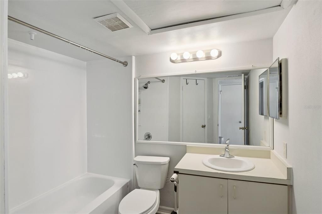 For Sale: $134,900 (2 beds, 2 baths, 893 Square Feet)