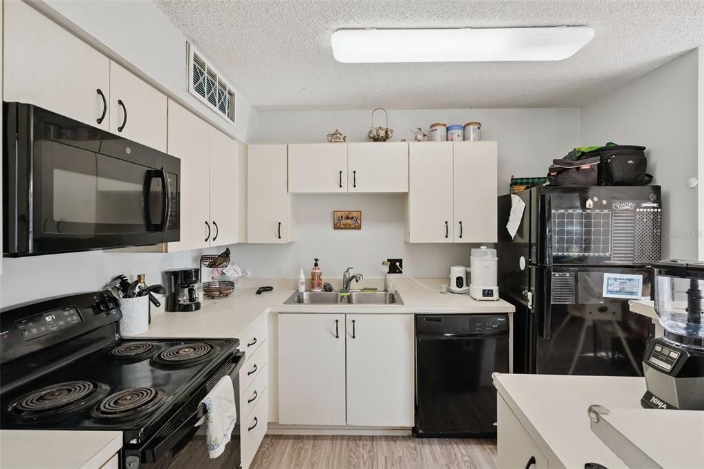 For Sale: $134,900 (2 beds, 2 baths, 893 Square Feet)