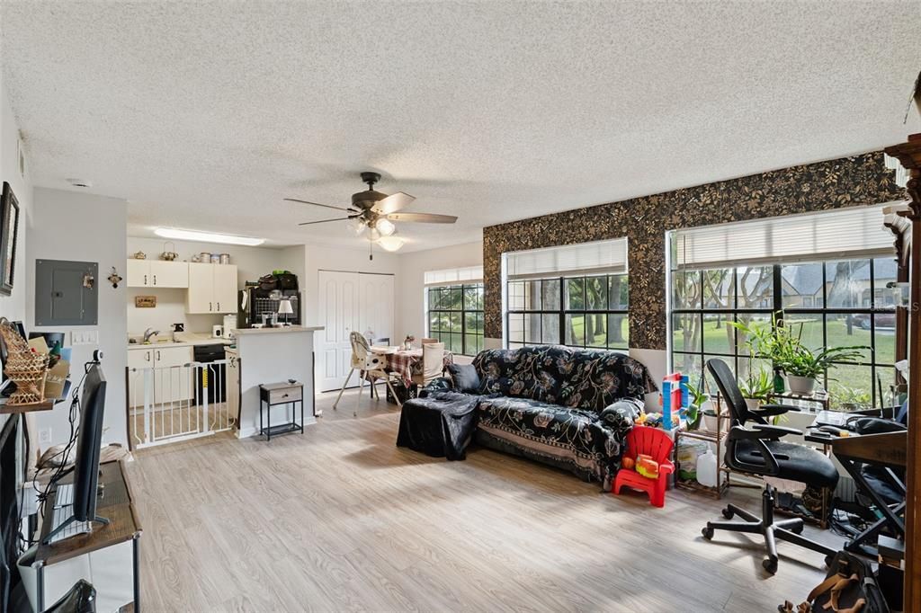 For Sale: $134,900 (2 beds, 2 baths, 893 Square Feet)