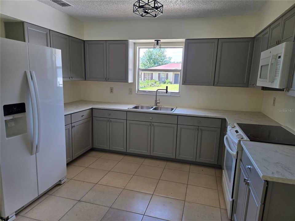 En Venta: $229,000 (3 camas, 2 baños, 1330 Pies cuadrados)