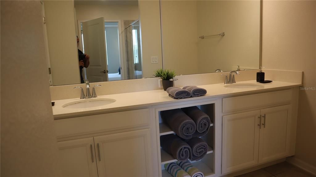 For Sale: $349,000 (2 beds, 2 baths, 1126 Square Feet)