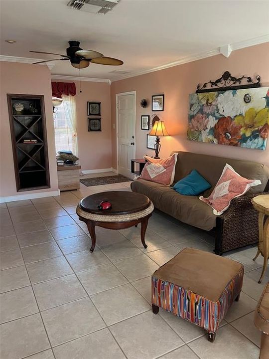 For Rent: $1,650 (1 beds, 1 baths, 850 Square Feet)