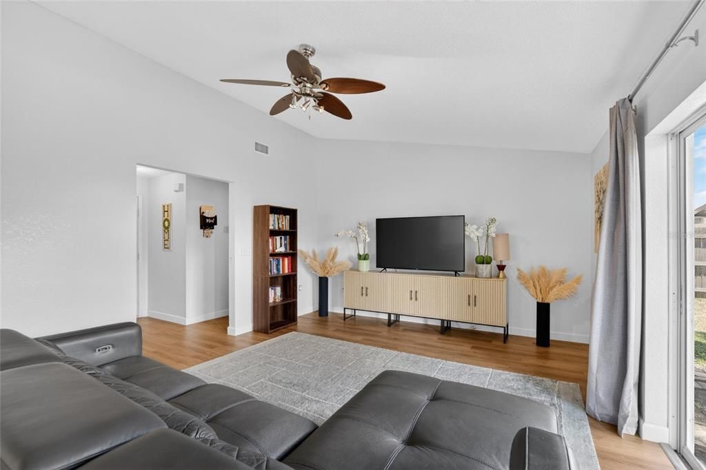 For Sale: $265,000 (3 beds, 2 baths, 1228 Square Feet)
