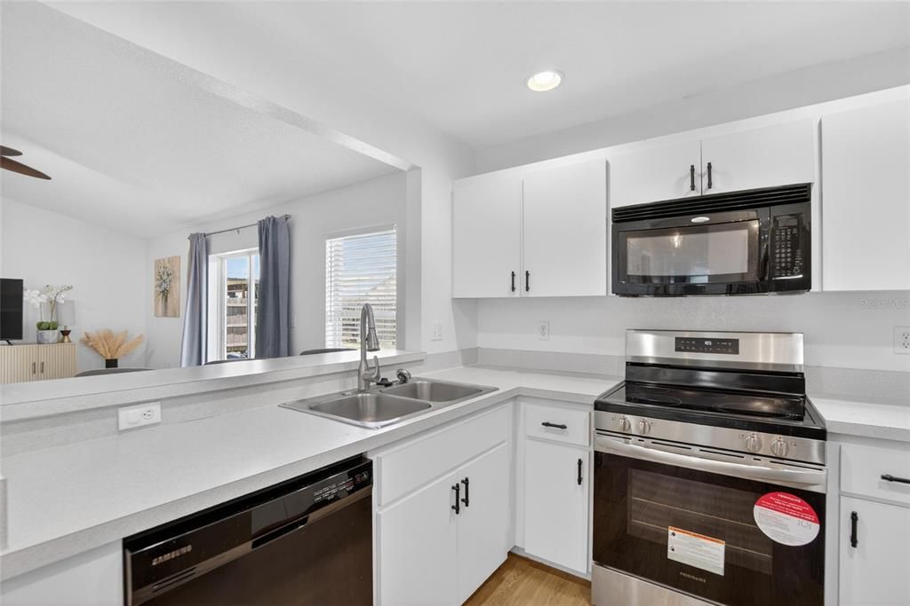 For Sale: $265,000 (3 beds, 2 baths, 1228 Square Feet)