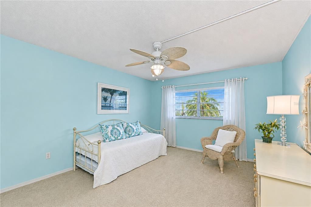 For Sale: $210,000 (2 beds, 2 baths, 1335 Square Feet)