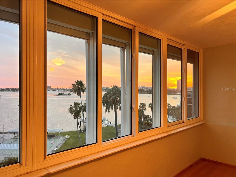 For Sale: $260,000 (2 beds, 2 baths, 1075 Square Feet)