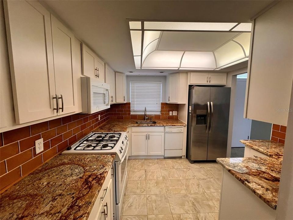 For Sale: $260,000 (2 beds, 2 baths, 1075 Square Feet)