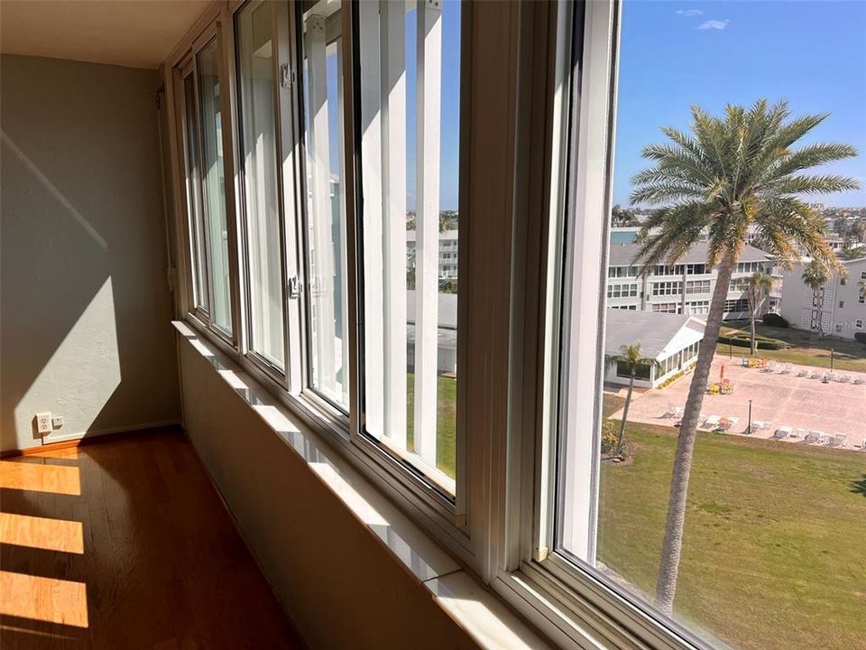 For Sale: $260,000 (2 beds, 2 baths, 1075 Square Feet)