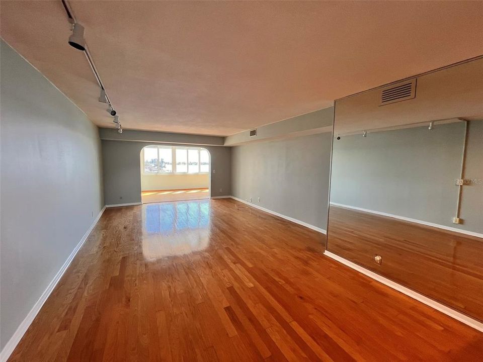 For Sale: $260,000 (2 beds, 2 baths, 1075 Square Feet)