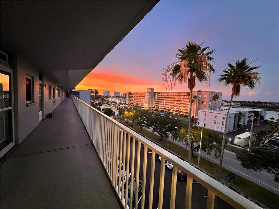 For Sale: $260,000 (2 beds, 2 baths, 1075 Square Feet)