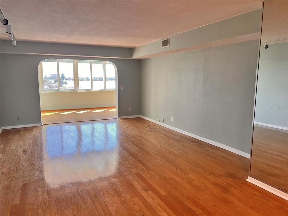 For Sale: $260,000 (2 beds, 2 baths, 1075 Square Feet)