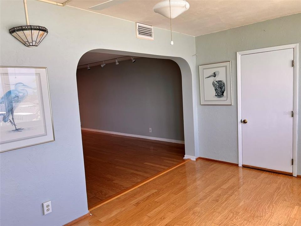 For Sale: $260,000 (2 beds, 2 baths, 1075 Square Feet)