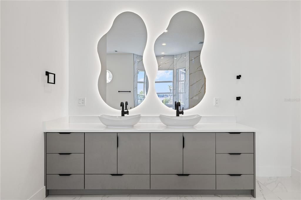 For Sale: $2,685,000 (5 beds, 5 baths, 4855 Square Feet)