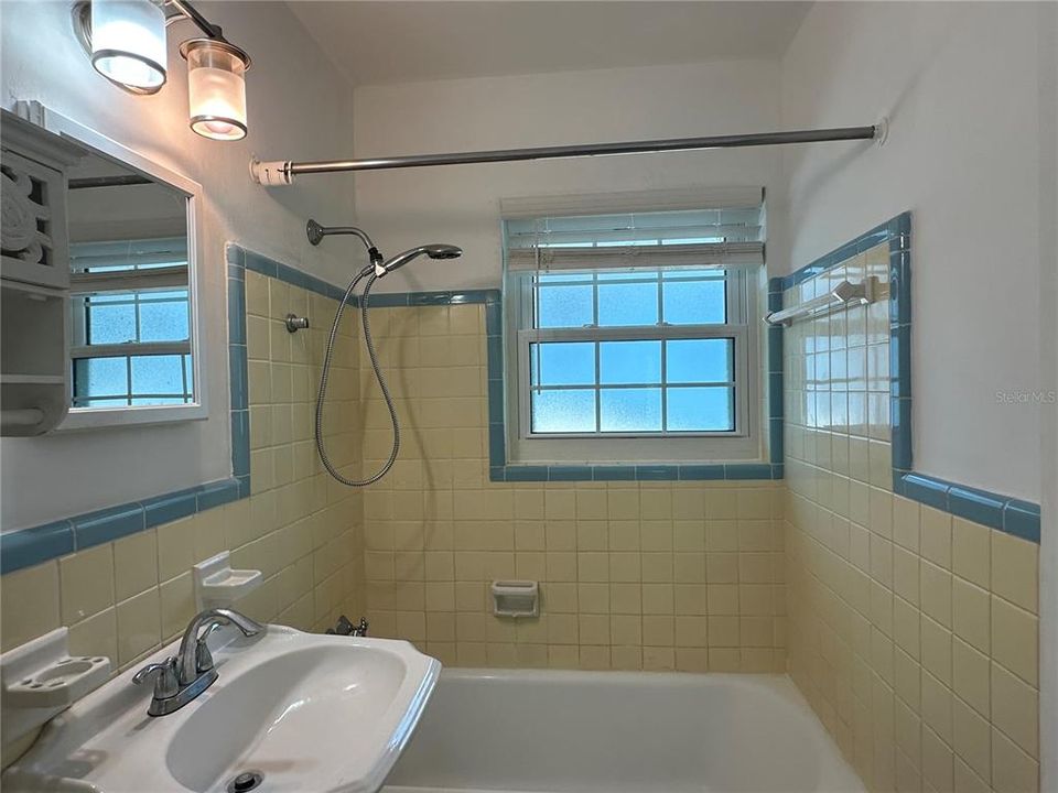 For Rent: $2,200 (2 beds, 1 baths, 600 Square Feet)