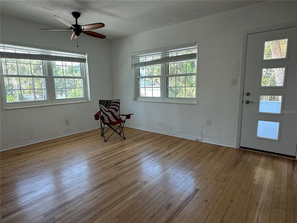 For Rent: $2,200 (2 beds, 1 baths, 600 Square Feet)