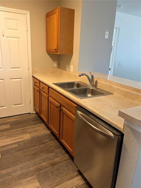 For Rent: $1,200 (1 beds, 1 baths, 728 Square Feet)