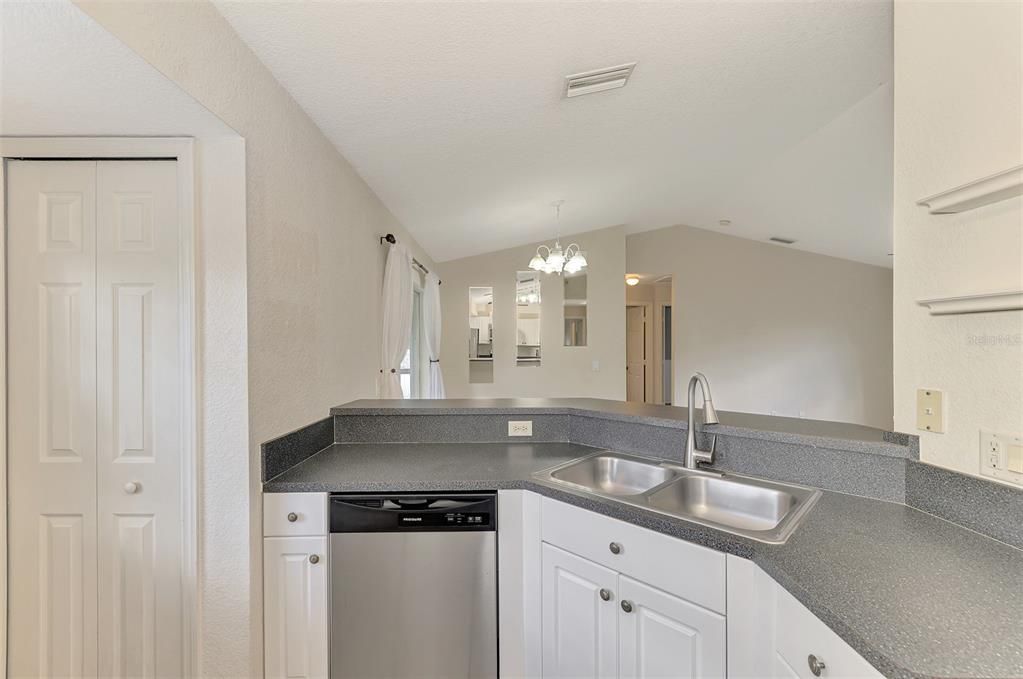 En Venta: $269,900 (3 camas, 2 baños, 1212 Pies cuadrados)