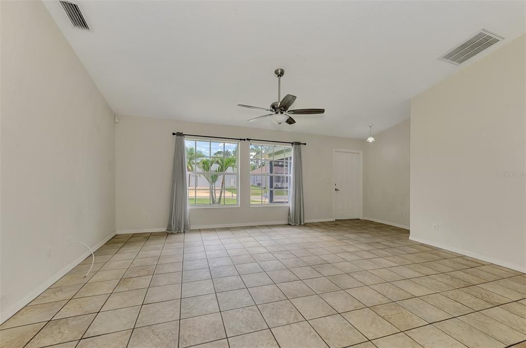 En Venta: $269,900 (3 camas, 2 baños, 1212 Pies cuadrados)