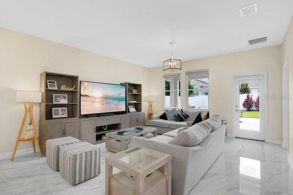 En Venta: $649,990 (4 camas, 3 baños, 2136 Pies cuadrados)