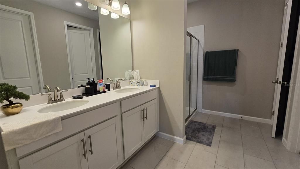 For Rent: $2,100 (4 beds, 2 baths, 1928 Square Feet)
