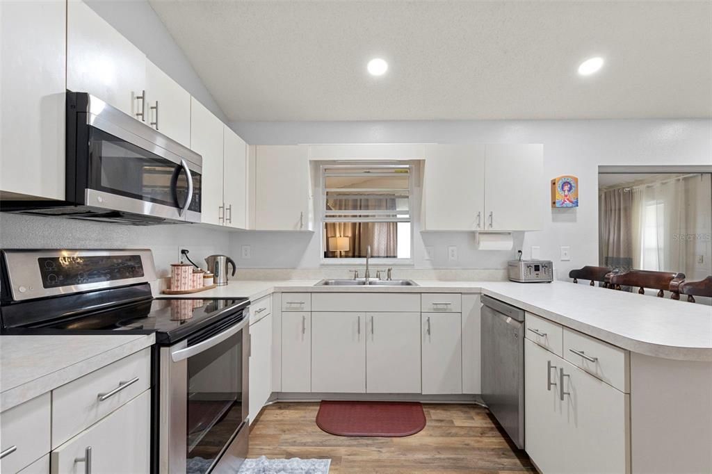For Sale: $350,000 (3 beds, 2 baths, 1392 Square Feet)