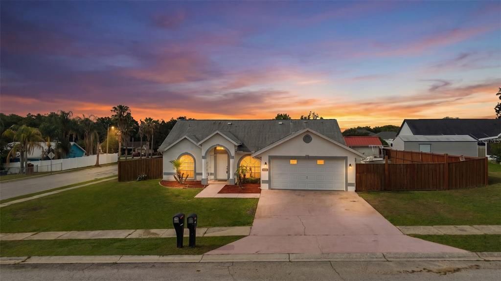 For Sale: $350,000 (3 beds, 2 baths, 1392 Square Feet)
