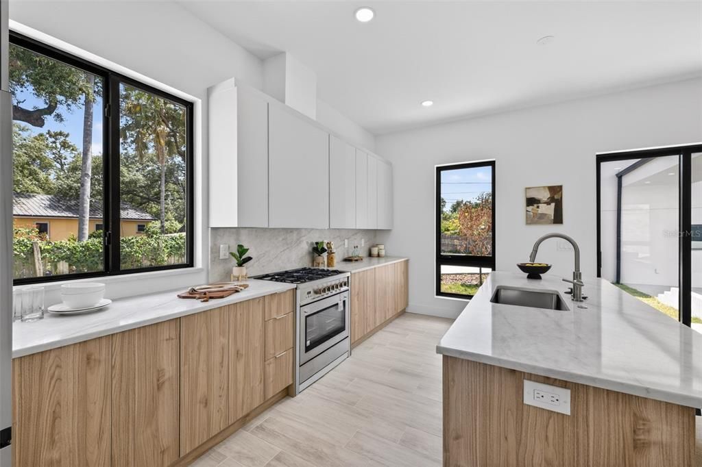 En Venta: $775,000 (5 camas, 3 baños, 2497 Pies cuadrados)