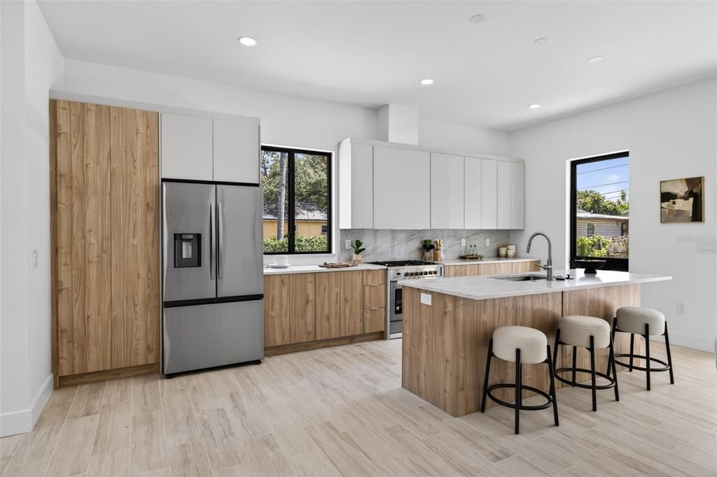 En Venta: $775,000 (5 camas, 3 baños, 2497 Pies cuadrados)