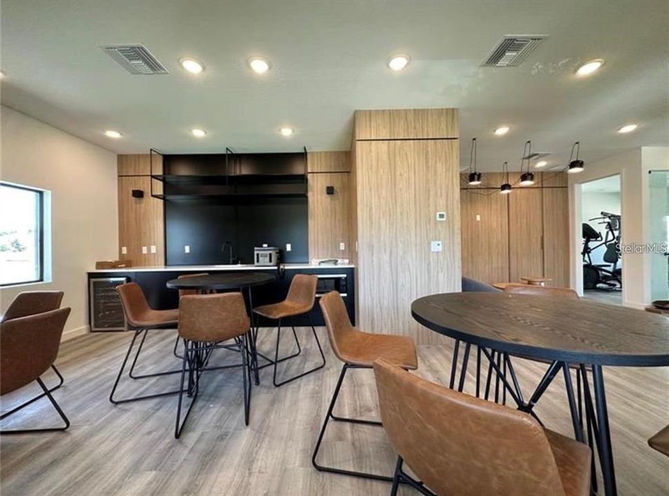 En Venta: $329,900 (3 camas, 3 baños, 1360 Pies cuadrados)