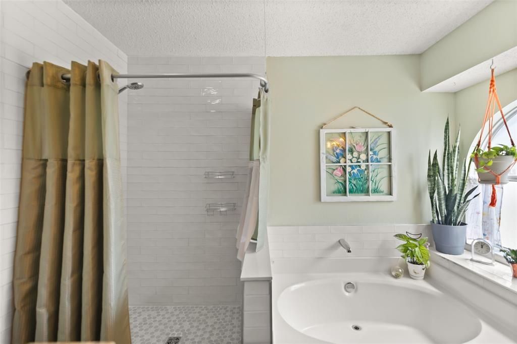 Active With Contract: $450,000 (3 beds, 2 baths, 1579 Square Feet)