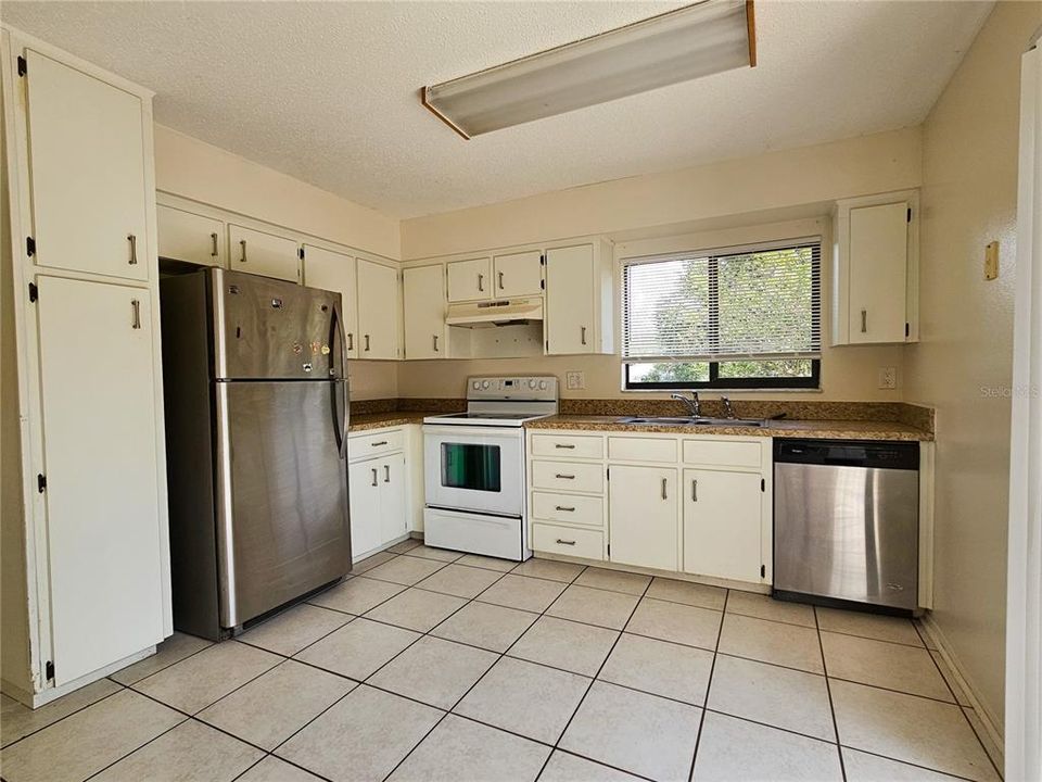 For Rent: $1,700 (3 beds, 2 baths, 1158 Square Feet)
