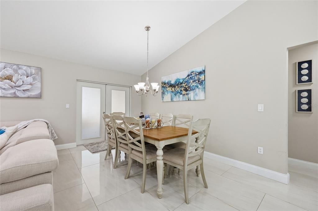 En Venta: $355,000 (4 camas, 2 baños, 1416 Pies cuadrados)