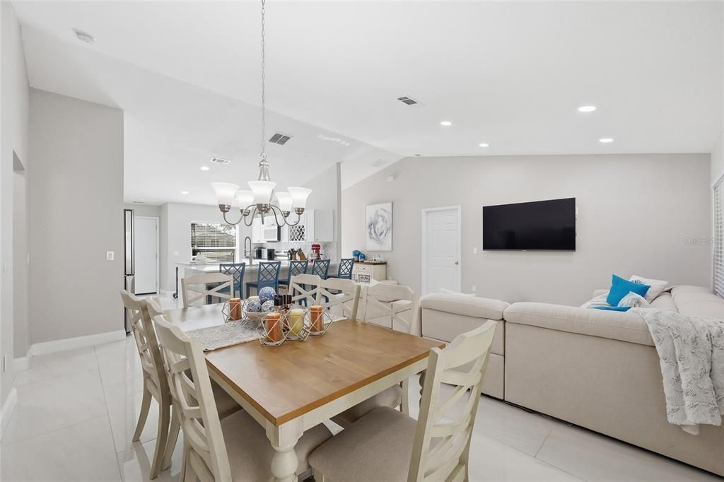 En Venta: $355,000 (4 camas, 2 baños, 1416 Pies cuadrados)