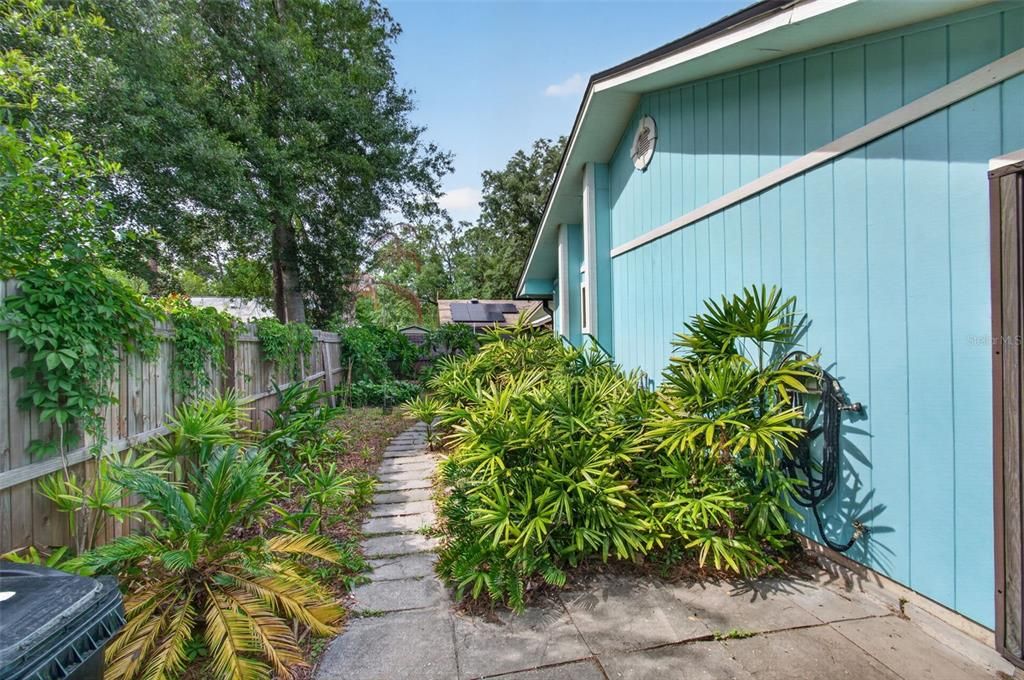 For Sale: $294,900 (2 beds, 2 baths, 1196 Square Feet)