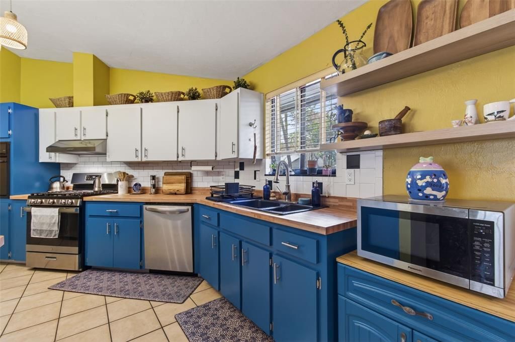 For Sale: $294,900 (2 beds, 2 baths, 1196 Square Feet)