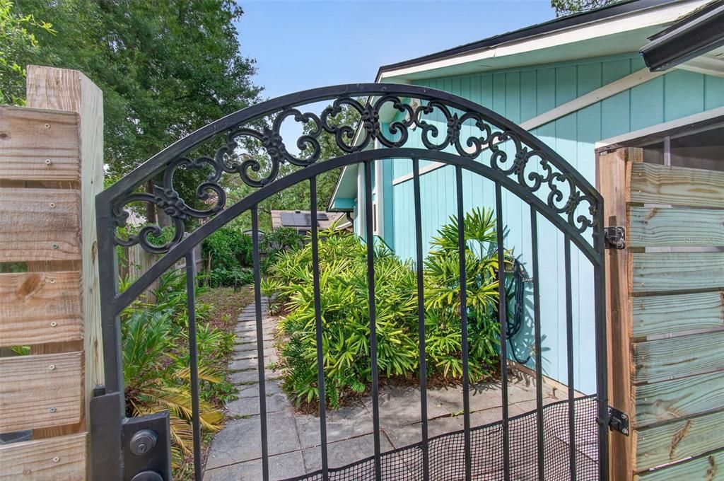 For Sale: $294,900 (2 beds, 2 baths, 1196 Square Feet)