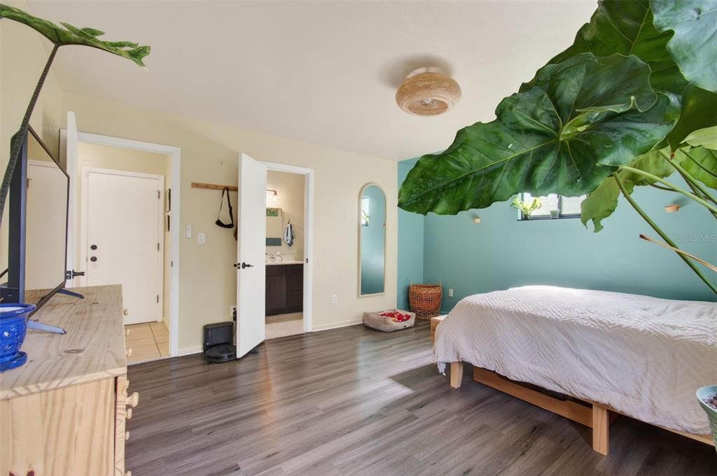 For Sale: $294,900 (2 beds, 2 baths, 1196 Square Feet)