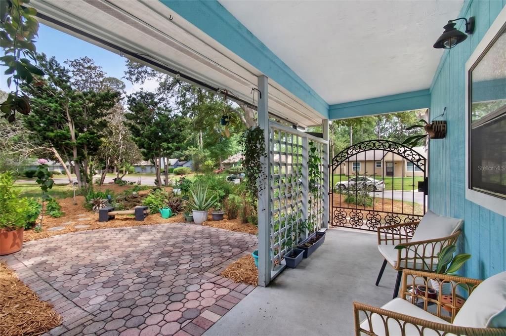 For Sale: $294,900 (2 beds, 2 baths, 1196 Square Feet)