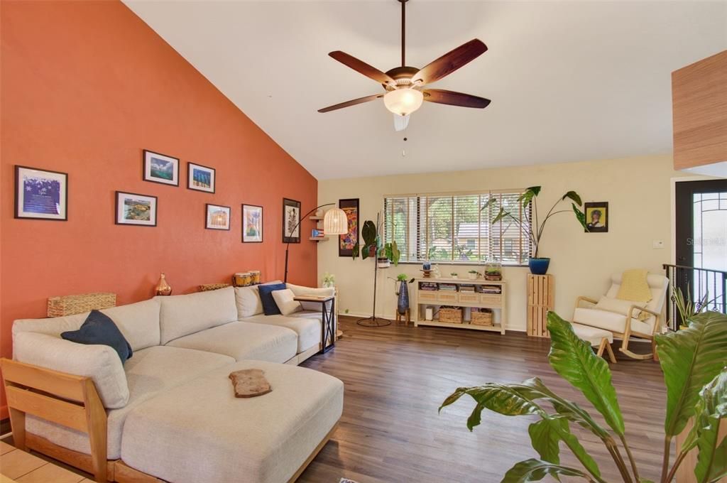 For Sale: $294,900 (2 beds, 2 baths, 1196 Square Feet)