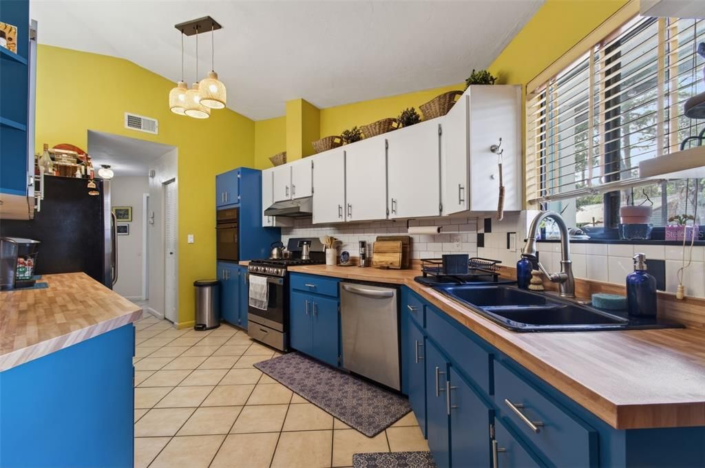 For Sale: $294,900 (2 beds, 2 baths, 1196 Square Feet)