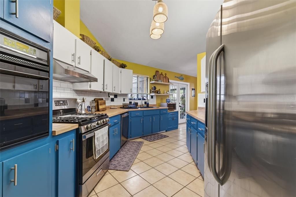 For Sale: $294,900 (2 beds, 2 baths, 1196 Square Feet)
