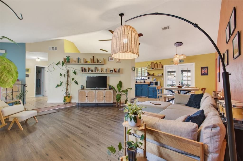 For Sale: $294,900 (2 beds, 2 baths, 1196 Square Feet)
