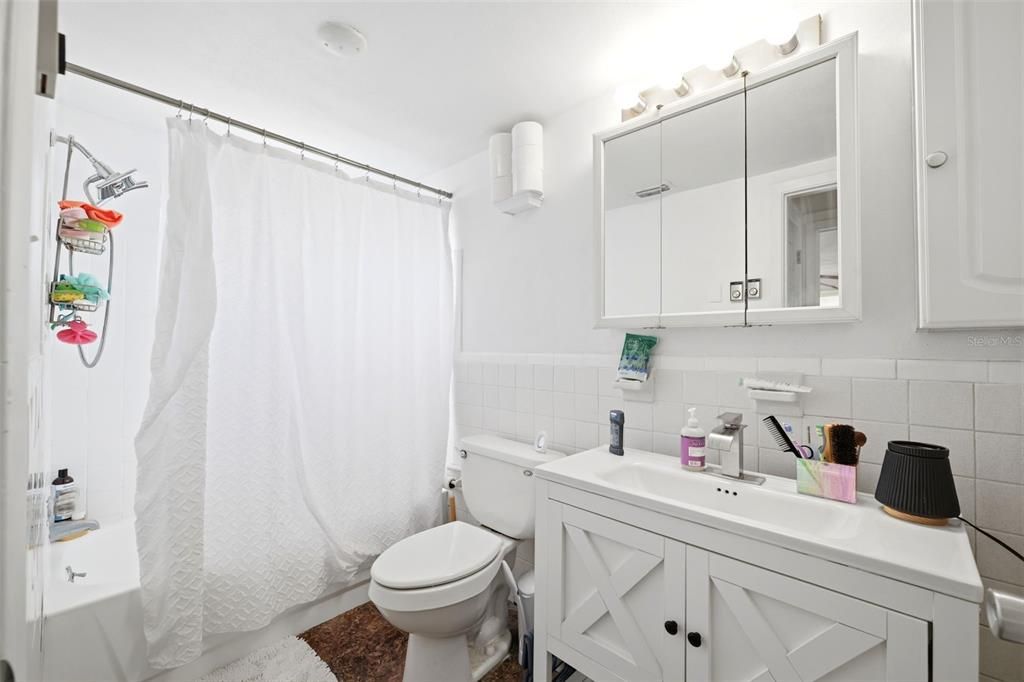 На продажу: $162,000 (2 спален, 1 ванн, 1076 Квадратных фут)